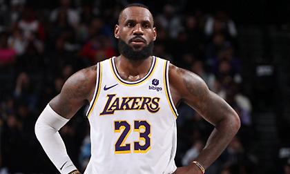 Κάνει opt out στο συμβόλαιό του ο ΛεΜπρόν αλλά θα συνεχίσει στους Λέικερς!