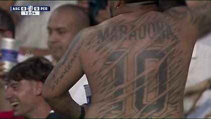 Αργεντινός οπαδός «χτύπησε» σε όλη την πλάτη του τατουάζ για τον Μαραντόνα