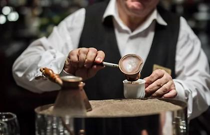 Καφές: Στο 24% από σήμερα ο ΦΠΑ για τον σερβιριζόμενο - Αύξηση 15% - Ενδεικτικές τιμές στις καφετέριες