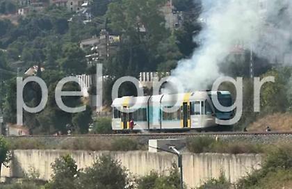 Φωτιά σε βαγόνι του προαστιακού στην Ακράτα - Δείτε φωτογραφίες