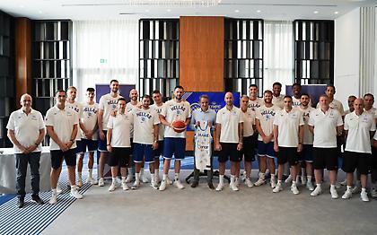 Επίσκεψη Μητσοτάκη στην Εθνική ομάδα: Οι ευχές και τα δώρα που έλαβε