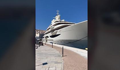 H εντυπωσιακή θαλαμηγός 110 μέτρων που άφησε άφωνη όλη τη Σύρο