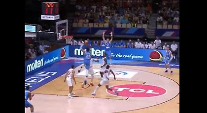 «Κάντε στην άκρη»: Απογειώθηκε και κάρφωσε στο αντίπαλο καλάθι ο Γιάννης!