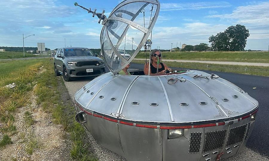 «Ερχόμαστε ειρηνικά»: Αστυνομικοί σταμάτησαν… UFO για τροχαία παράβαση