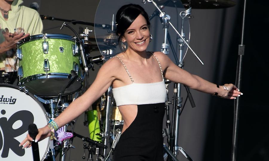 Η Λίλι Άλεν πουλάει φωτογραφίες με τα πόδια της στο OnlyFans