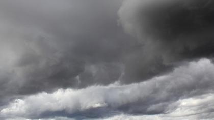 Κακοκαιρία: Η βροχή έφερε προβλήματα – Εγκλωβισμοί οδηγών, πεσμένα δέντρα