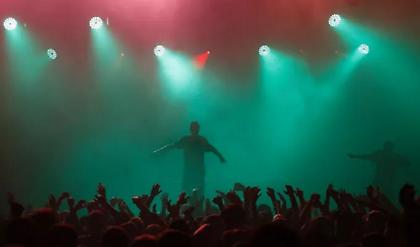 Η εφορία δεσμεύει όλη την περιουσία πασίγνωστου τραγουδιστή - Ερευνάται για φοροδιαφυγή 1,5 εκατ. ευρώ