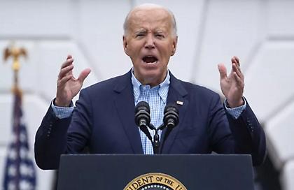 Νέα «γκάφα» του Μπάιντεν: «Είμαι υπερήφανος που υπηρέτησα ως η πρώτη μαύρη γυναίκα στο πλευρό ενός μαύρου προέδρου»