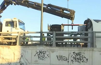 Ανατροπή νταλίκας στη λεωφόρο Κηφισού για Πέτρου Ράλλη - Έφυγε τρέχοντας ο οδηγός