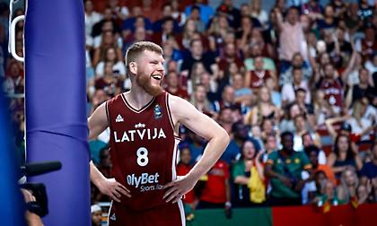 Απίστευτο και όμως... NBAικό: Οι Χόρνετς άφησαν ελεύθερο τον Μπέρτανς ενώ έπαιζε με τη Λετονία!