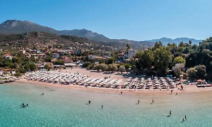 Κάμερες έχουν καταγράψει τον κουκουλοφόρο που έβαλε τη βόμβα στο beach bar στη Στούπα