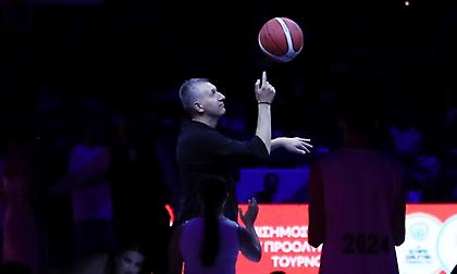 Το φαντασμαγορικό show με τον Διαμαντίδη στο ημίχρονο του Ελλάδα-Κροατία