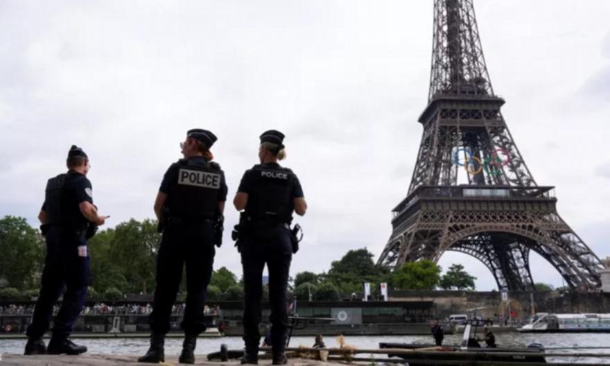 Γαλλία: Οι ακροδεξιοί ετοιμάζονται για επιθέσεις το βράδυ – 30.000 αστυνομικοί στους δρόμο