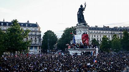 «Η Γαλλία κρατά την ανάσα της» – Τι γράφει ο Τύπος για το αποτέλεσμα των γαλλικών εκλογών