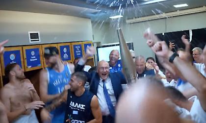 Τρελό πάρτι στα αποδυτήρια της Εθνικής και «Ελλάς Ολέ Ολέ»