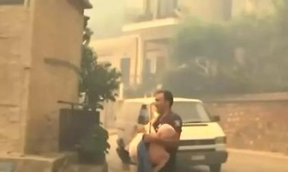 Φωτιά στην Πάτρα: Αστυνομικός απομακρύνει ηλικιωμένο, σηκώνοντάς τον στην αγκαλιά του