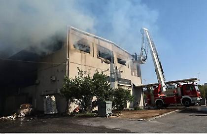 Κάηκαν ολοσχερώς τα δύο εργοστάσια στις Αχαρνές - Οριοθετημένη η φωτιά - Ισχυρές πυροσβεστικές δυνάμεις επί τόπου