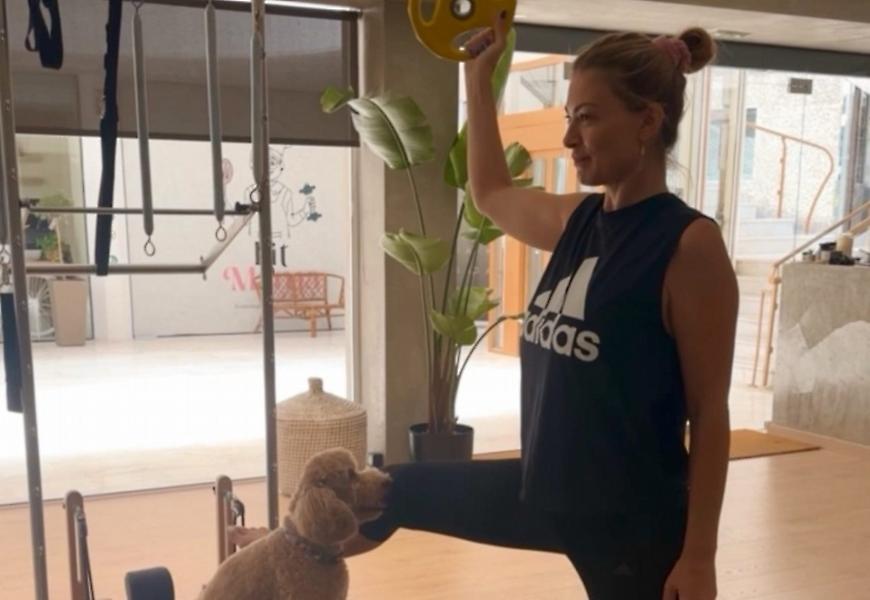 Γέλαγε όλο το γυμναστήριο. Το κανίς της Καμπούρη έκανε πιλάτες μαζί της