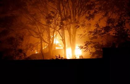 Φωτιά σε δύο εργοστάσια στις Αχαρνές: Βελτιωμένη η κατάσταση - Προειδοποιητικά μηνύματα από το 112