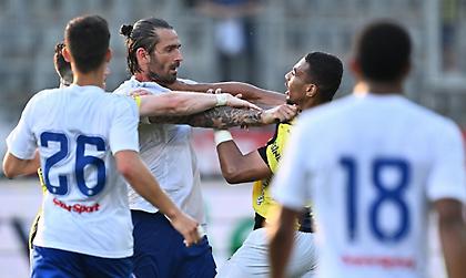 Πιάστηκε στα χέρια με παίκτη της Φενέρ ο Λιβάγια σε φιλικό – Τους χώρισε ο Μουρίνιο!