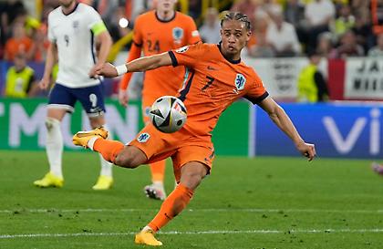 «Αυτό μας συνέβη με την Αγγλία...»: Η απάντηση του Τσάβι Σίμονς