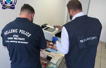 Η «σκληρή Νάνσυ» από την Πάτρα - Τα πανάκριβα ρολόγια και τα χρήματα σε δεσμίδες