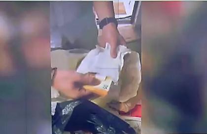 Κύκλωμα εκβιαστών: Σε δέματα «μπάμπουσκες» τα 450.000 ευρώ της λείας