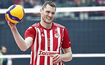 Παραμένει στον Ολυμπιακό και του χρόνου ο Στερν