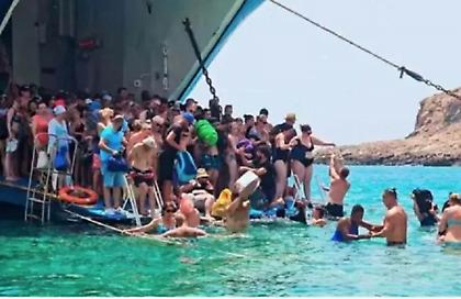 Σάλος με τους τουρίστες που βουτάνε στη θάλασσα για να αποβιβαστούν στον Μπάλο της Κρήτης - Θα τοποθετηθεί πλωτή εξέδρα