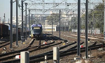 Απαγορεύτηκε η κυκλοφορία του προαστιακού εξαιτίας της φωτιάς στην Αθηνών - Κορίνθου