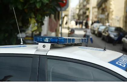 Συναγερμός στην αστυνομία: Άνδρας στα Πατήσια έχει ταμπουρωθεί στο σπίτι του και απειλεί να αυτοκτονήσει
