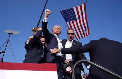 Mπλουζάκια στην Κίνα με την εικόνα του Τραμπ να σηκώνει τη γροθιά του μετά την απόπειρα δολοφονίας του!