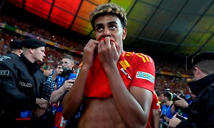 Ένα 4X4 με ισπανικές πινακίδες και ανήλικο οδηγό