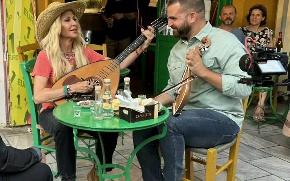 Άννα Βίσση: Μαντινάδες και μεζεδάκια σε καφενείο του Ηρακλείου