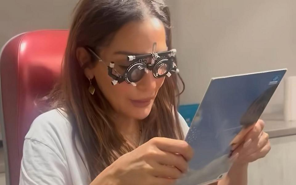 Δέσποινα Βανδή: Μετράει την πρεσβυωπία της και αυτοτρολάρεται