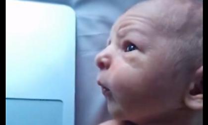 Φανατικός παππούς έβαλε στον πέντε ημερών εγγονό του να δει αγώνα της Λιντς