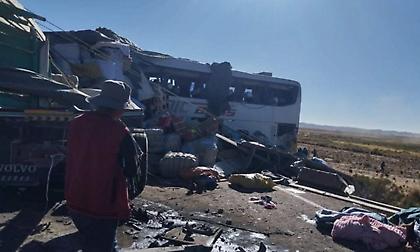 Τουλάχιστον 16 νεκροί στη Βολιβία από τη σύγκρουση λεωφορείου με φορτηγό