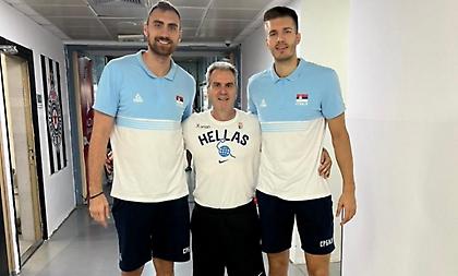 Φωτογραφία όλο νόημα με Μιλουτίνοφ-Πετρούσεφ από τον μπασκετικό Ολυμπιακό