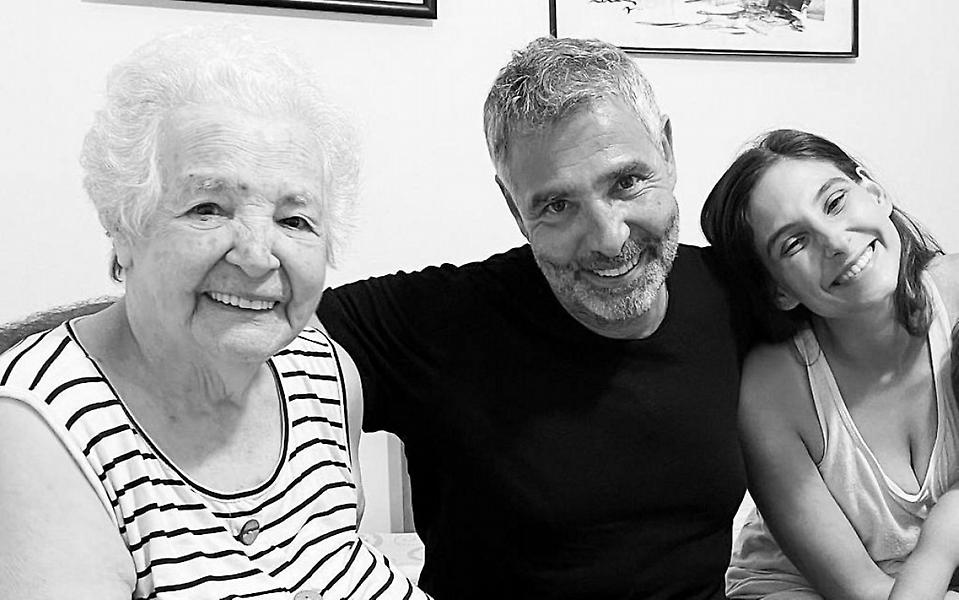 Ο συγκινητικός αποχαιρετισμός του Αθερίδη και της κόρης του στη μητέρα του που έφυγε από τη ζωή