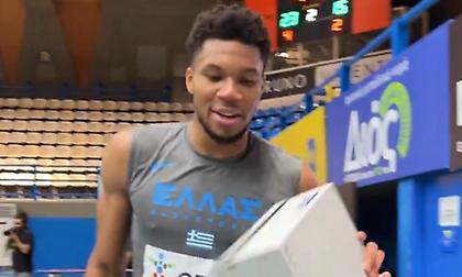 Χάρισε παπούτσια σε όλη την Εθνική ομάδα ο Γιάννης!