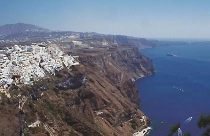 Δημοτικός σύμβουλος κάλεσε τους κατοίκους της Σαντορίνης σε lockdown λόγω... υπερτουρισμού