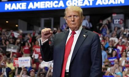 Τραμπ: «Ναι» σε ντιμπέιτ με την Κάμαλα Χάρις - «Θα τη νικήσω πιο εύκολα από τον Μπάιντεν»