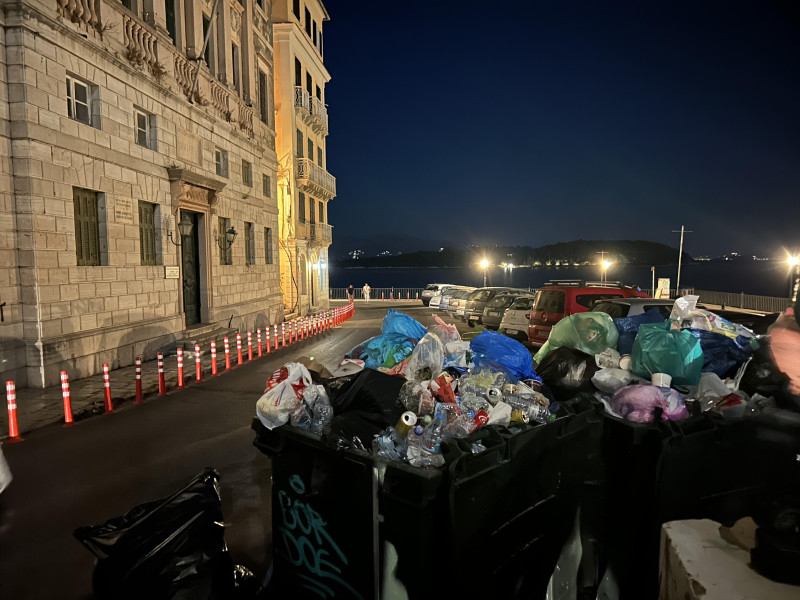 Κέρκυρα: «Πνίγεται» στα σκουπίδια