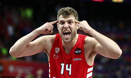 Ζέρβας: «Ιδιαίτερο συναίσθημα για όλους στον Ολυμπιακό - Ο Βεζένκοφ τήρησε ό,τι είχε πει»