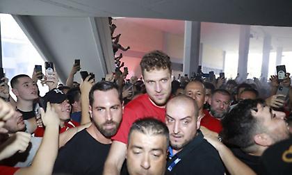 Έφτασε στο ΣΕΦ και αποθεώθηκε από εκατοντάδες φίλους του Ολυμπιακού ο Βεζένκοφ!