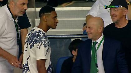 Η χειραψία Αλαφούζου με Τετέ πριν τη σέντρα στο ΟΑΚΑ