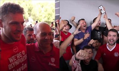 Tips by Markos: Η αποθεωτική υποδοχή του Σάσα Βεζένκοφ στο ΣΕΦ από τους φίλους του Ολυμπιακού