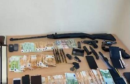 Εξαρθρώθηκε συμμορία που διακινούσε ναρκωτικά στην Αττική - Βρέθηκαν πλήθος όπλων και 8 αυτοκίνητα