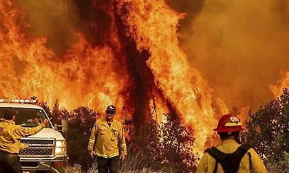 Χιλιάδες άνθρωποι εγκαταλείπουν τις εστίες τους λόγω της πολύ μεγάλης πυρκαγιάς στην Καλιφόρνια