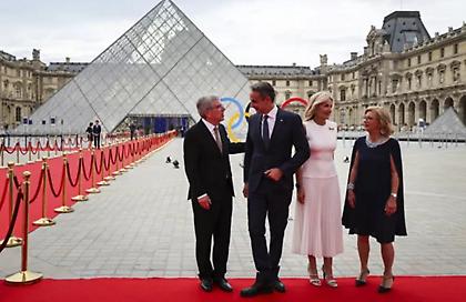 Ο Μακρόν παρέθεσε δείπνο στo Λούβρο - Κυριάκος και Μαρέβα Μητσοτάκη ανάμεσα στους 500 καλεσμένους